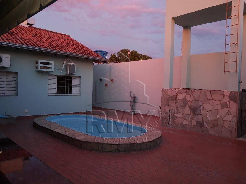 Casa à venda com 4 quartos, 360m² - Foto 1